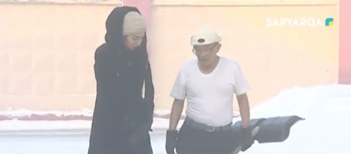 Карагандинец в 40-градусный мороз ходит в одной футболке