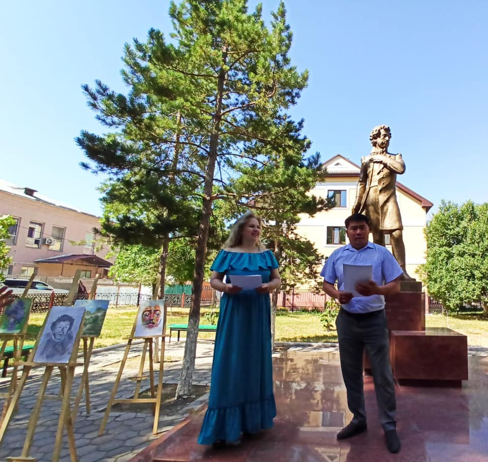 Арт-интервенция Достоевского у памятника Пушкину