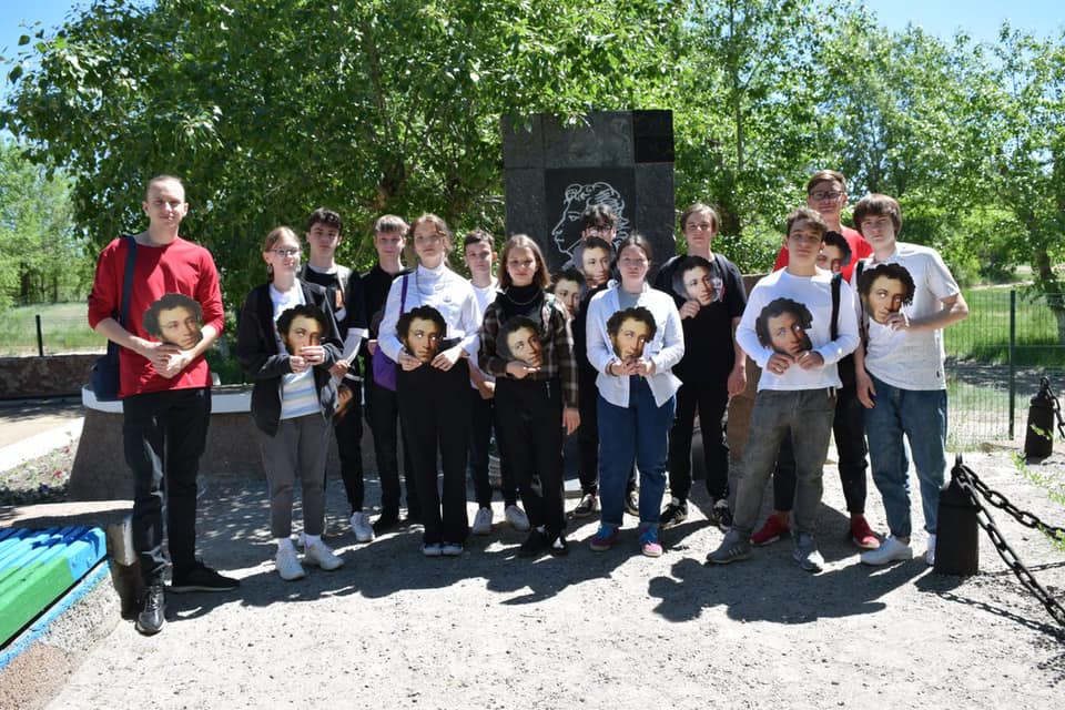Арт-интервенция Достоевского у памятника Пушкину