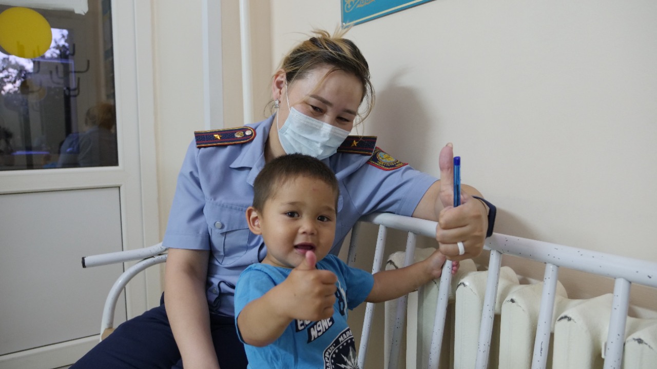 Полиция нашла ребенка. Ювенальная полиция в РК. Ювенальная полиция Украина. О службе в ювенальной полиции. Сотрудник полиции и младенец.